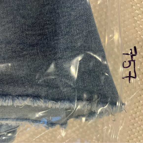 ✨Crossover Button High rise large comfort stretch blue denim shorts frayed hem - Picture 7 of 7